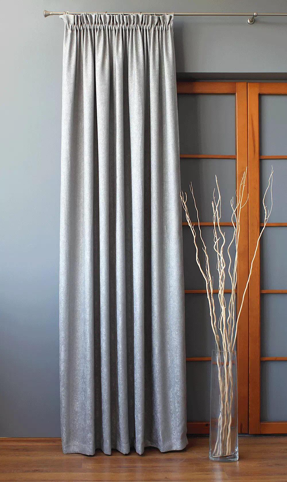 zaslona_zaciemniajaca_szara